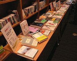 普段ライブラリーで配架されている本が当日は100円～500円で販売されます。