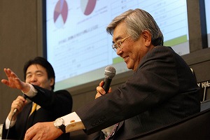 ゲスト講師の斉藤惇氏と、モデレーターの竹中平蔵氏