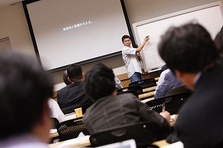 アカデミーヒルズで開催したケロッグ大学大学院 モーニング・セッションの様子