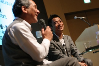 (左)米倉誠一郎氏 (右)岩瀬大輔氏