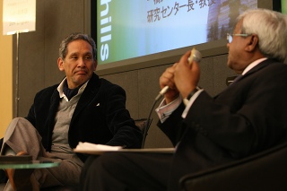 米倉誠一郎氏（左）、ファザル・H・アベド氏（右）