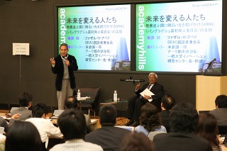 ファザル・H・アベド氏(左)、米倉誠一郎氏(右)