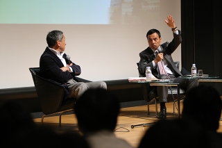 米倉誠一郎(左)、新浪剛史(右)