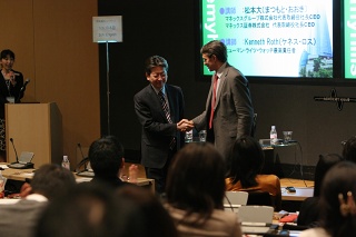 松本大（マネックスグループ株式会社　代表取締役社長CEO／マネックス証券株式会社　代表取締役社長CEO） 講師：ケネス・ロス（ヒューマン・ライツ・ウォッチ最高責任者）