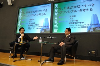 竹中平蔵氏(左)北康利氏(右)