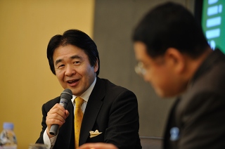 竹中平蔵氏(左)北康利氏(右)