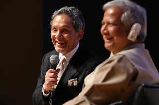 米倉誠一郎氏(左)ムハマド・ユヌス氏(右)