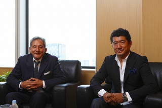 米倉誠一郎(左)奥山清行(右)