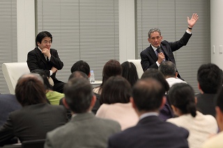 竹中平蔵氏(左)米倉誠一郎氏(右)