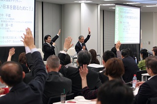 竹中平蔵氏（左）米倉誠一郎（右）