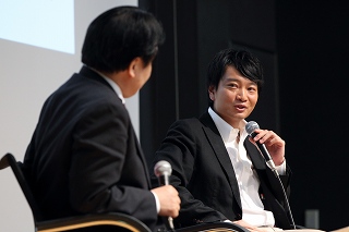 竹中平蔵氏(左)加藤嘉一氏(右)