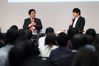 竹中平蔵氏(左)加藤嘉一氏(右)