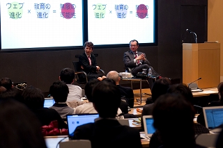 石倉洋子(慶應義塾大学大学院 メディアデザイン研究科 教授)(左)飯吉透(京都大学 高等教育研究開発推進センター 教授)(右)