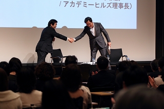 画像左:竹中平蔵(アカデミーヒルズ理事長/慶應義塾大学教授 グローバルセキュリティ研究所所長) 同右:姜尚中(東京大学大学院情報学環 現代韓国研究センター長)