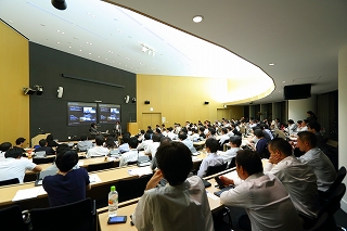 写真左:神原弥奈子(株式会社ニューズ・ツー・ユー 代表取締役社長)写真右:森川亮(NHN Japan 株式会社 代表取締役社長)