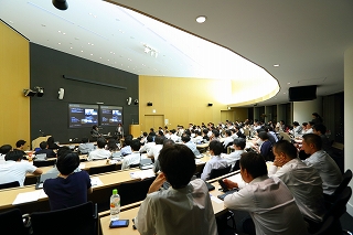 写真左：神原弥奈子（株式会社ニューズ・ツー・ユー 代表取締役社長）写真右：森川亮（NHN Japan 株式会社 代表取締役社長）