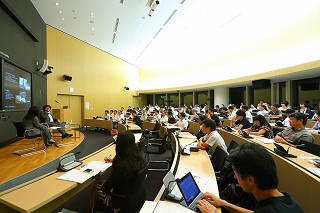 写真左:神原弥奈子(株式会社ニューズ・ツー・ユー 代表取締役社長)写真右:森川亮(NHN Japan 株式会社 代表取締役社長)
