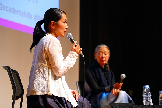 写真左：鶴田真由（女優）写真右：高木由利子（写真家）