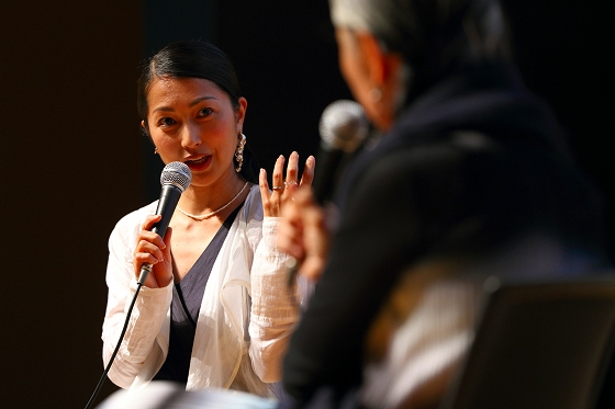 写真左：鶴田真由（女優）写真右：高木由利子（写真家）