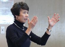 ファシリテーターの石倉洋子氏