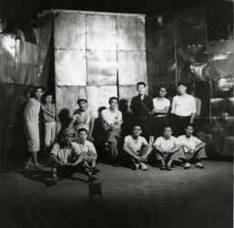 「吉原治良（中央)と『具体』の会員たち（1956年）」